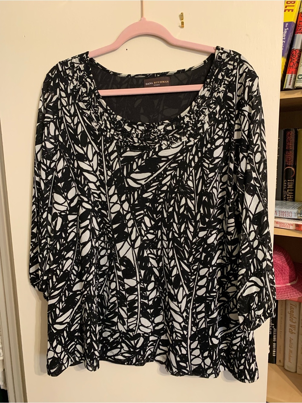 Dana Buchman Black & White Abstract Leaf Scoop Neck Top